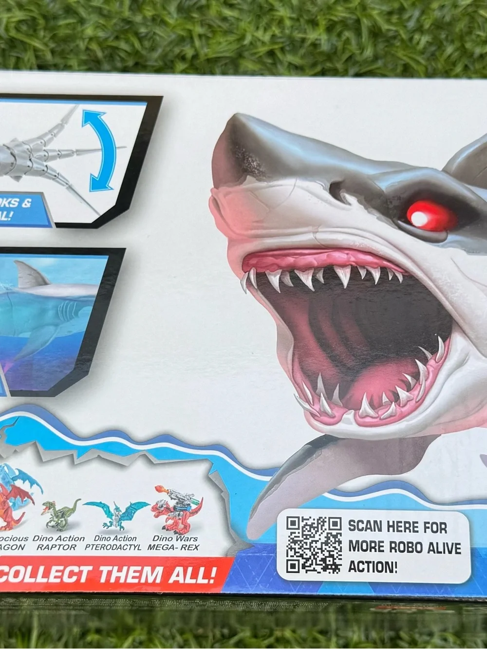 Robo Alive Great White Shark Series 1 by Zuru, Battery-Powered Robotic Light up
